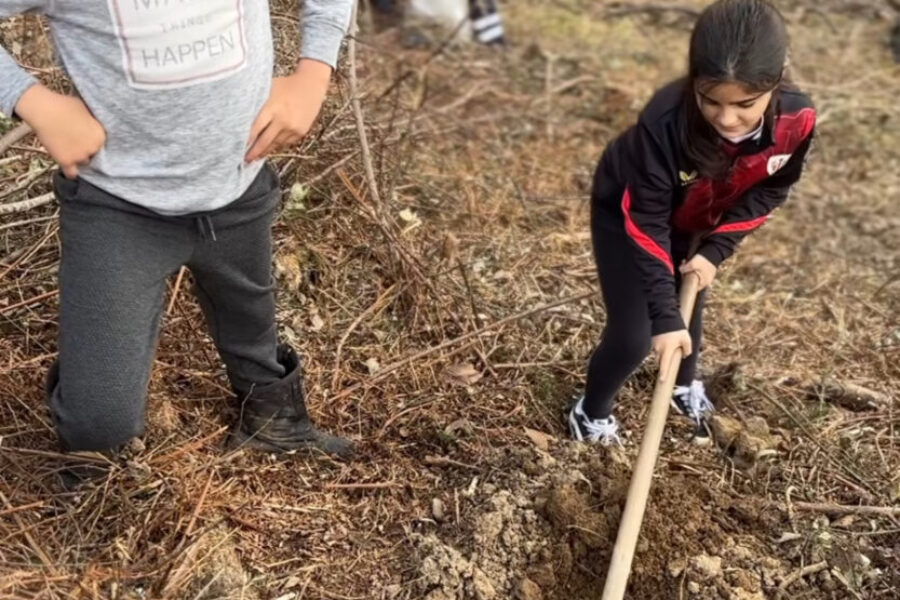 Nuestro alumnado contribuye a la reforestación del Monte Mello