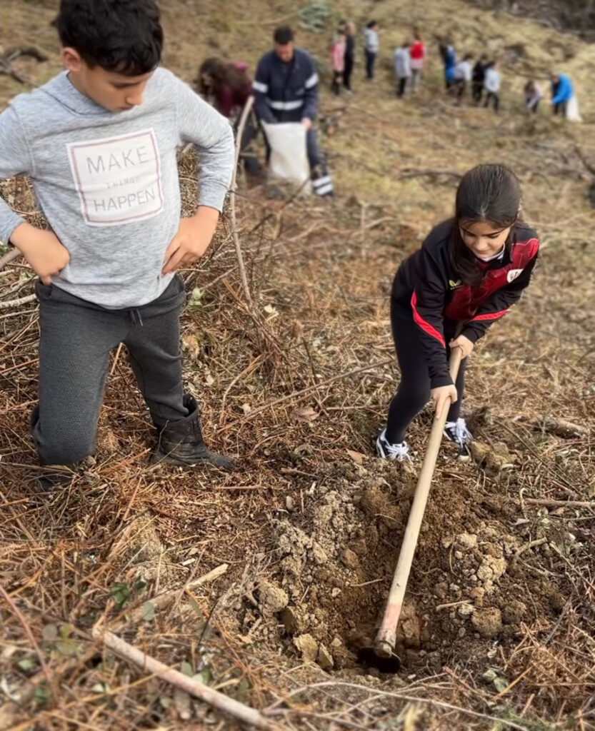 Nuestro alumnado contribuye a la reforestación del Monte Mello