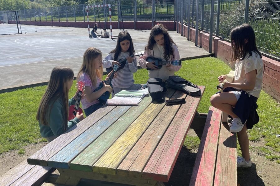 🎶🌿 ¡Crear música al aire libre en nuestros jardines! 🌿🎶
